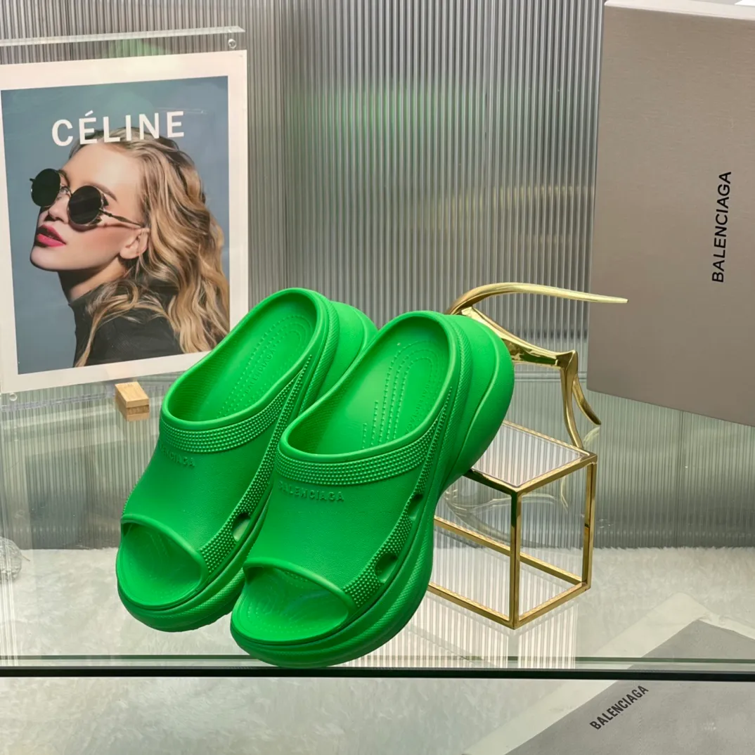 👟👟Ex-factory price 380👟👟 35-41 ‍🔥 ‍🔥 ‍🔥Balenciaga’s latest hole-in-the-wall slippers are now available! 🎉🎉🎉A sandal that is popular on Instagram, 🎊🎊🎊 and all major platforms of Xiaohongshu! Made of high-tech materials and molded in one piece, it is lightweight, wear-resistant, and waterproof! ✨✨✨ The heel height is 6CM. The colors are being added one after another to meet your various color combinations and different needs. A very cost-effective product!